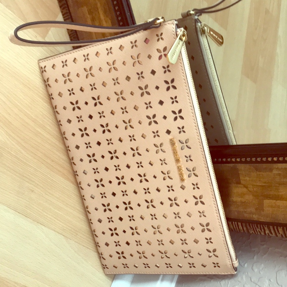Michael Kors Jet Set Travel XL Zip Leather Clutch